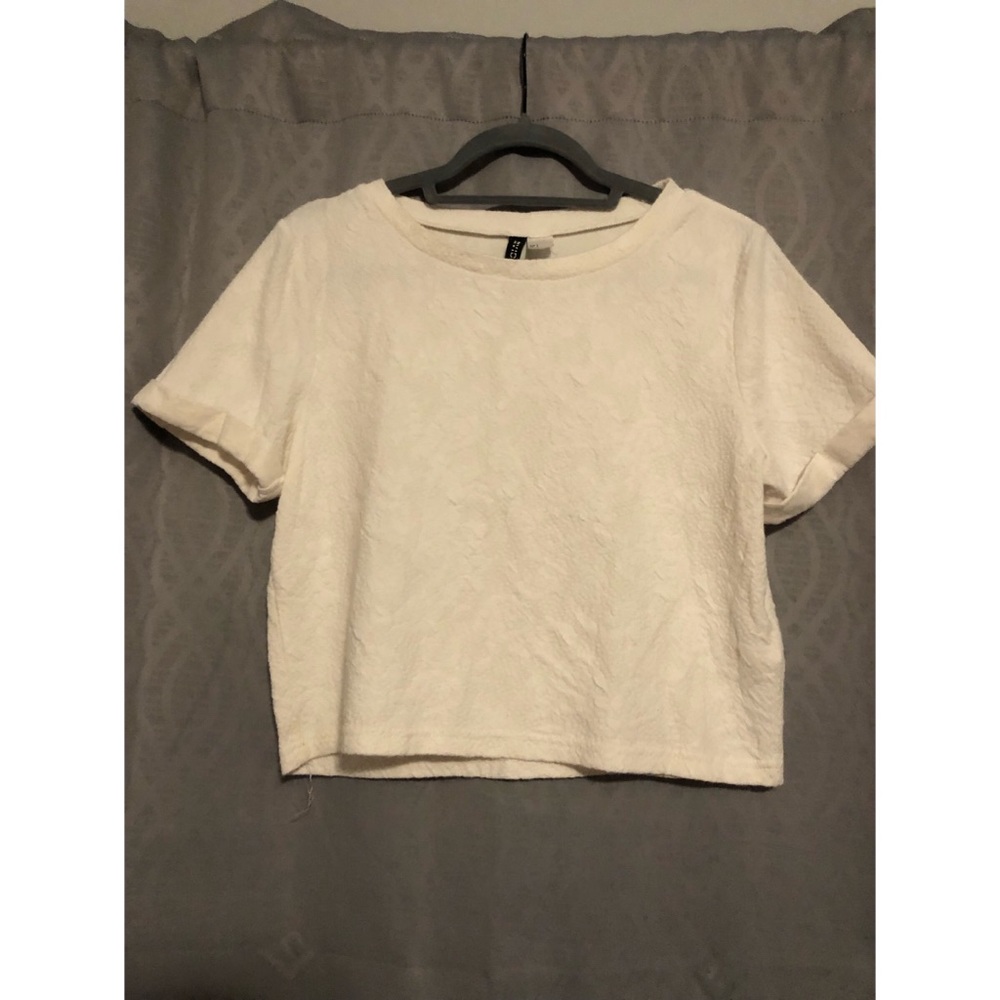 White flower textured crop tee